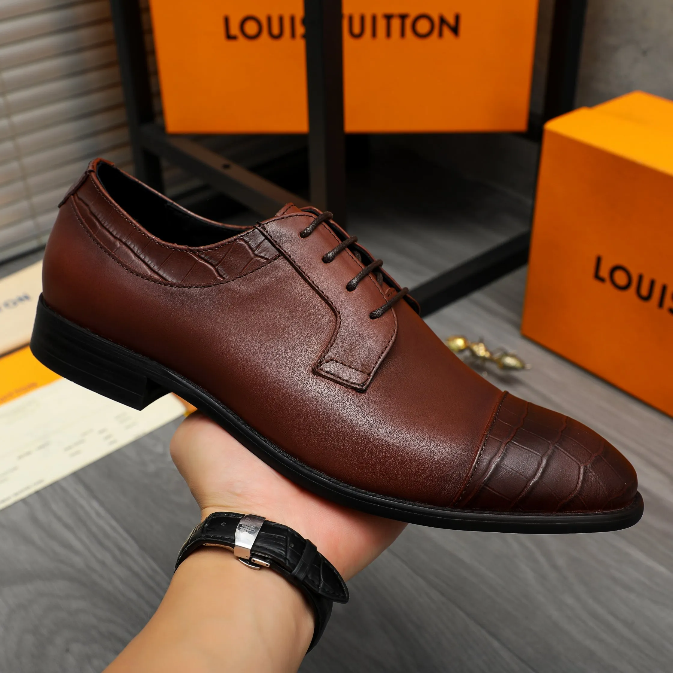 Men's men's shoes💰p460 Product trademark: LV (Louis Vuitton) business lace-up leather shoes True size: 39-44 Product material: Selected color rubbed cowhide stitched with stone pattern cowhide upper, cowhide lining, original rubber outsole